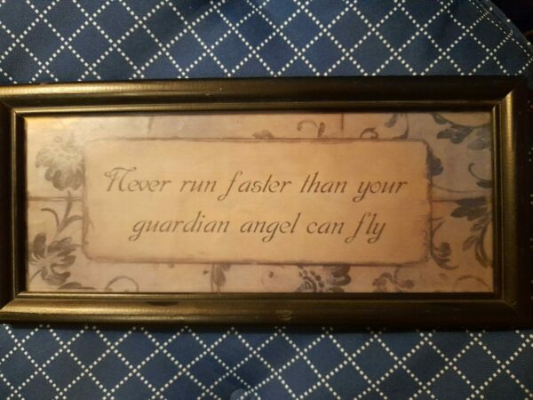 Tekst i ramme;”Never run faster than your guardian angel can fly”. – siliam